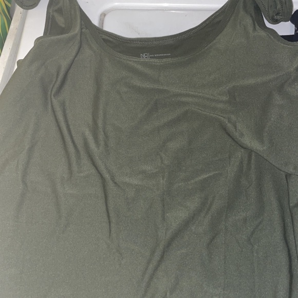 Tank top bundle - Picture 3 of 5